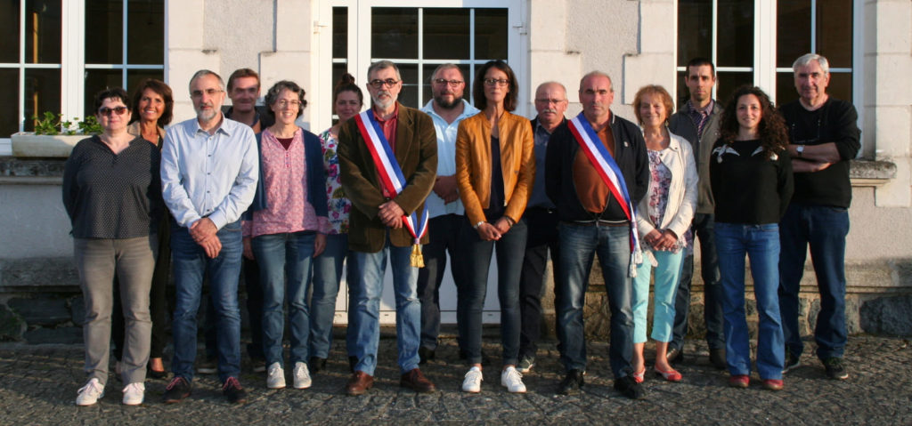 Photo de groupe du conseil Municipale de la Mairie de Saint-Clément