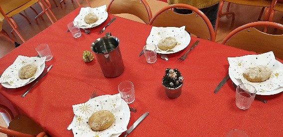 Lire la suite à propos de l’article Repas et goûter de Noël avant l’heure à l’école de Saint-Clément